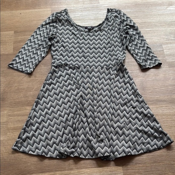 BeBop Other - Stylish Black and White Zigzag Kids Dress